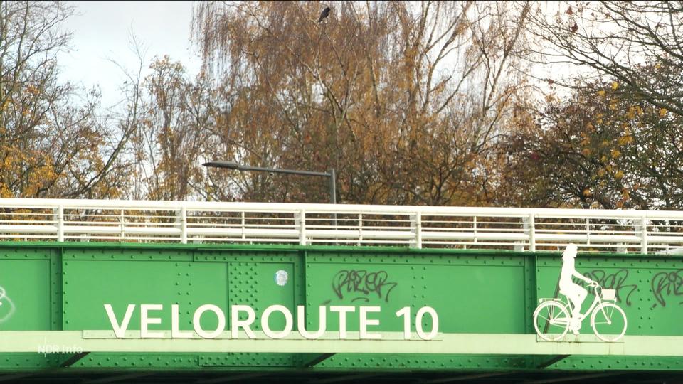 Hier läufts rund für Radfahrende: Auf der fünf Kilometer langen Veloroute 10 vom Citti-Park zur Universität in Kiel. | Screenshot Fahrradbrücke der Veloroute 10 in Kiel.