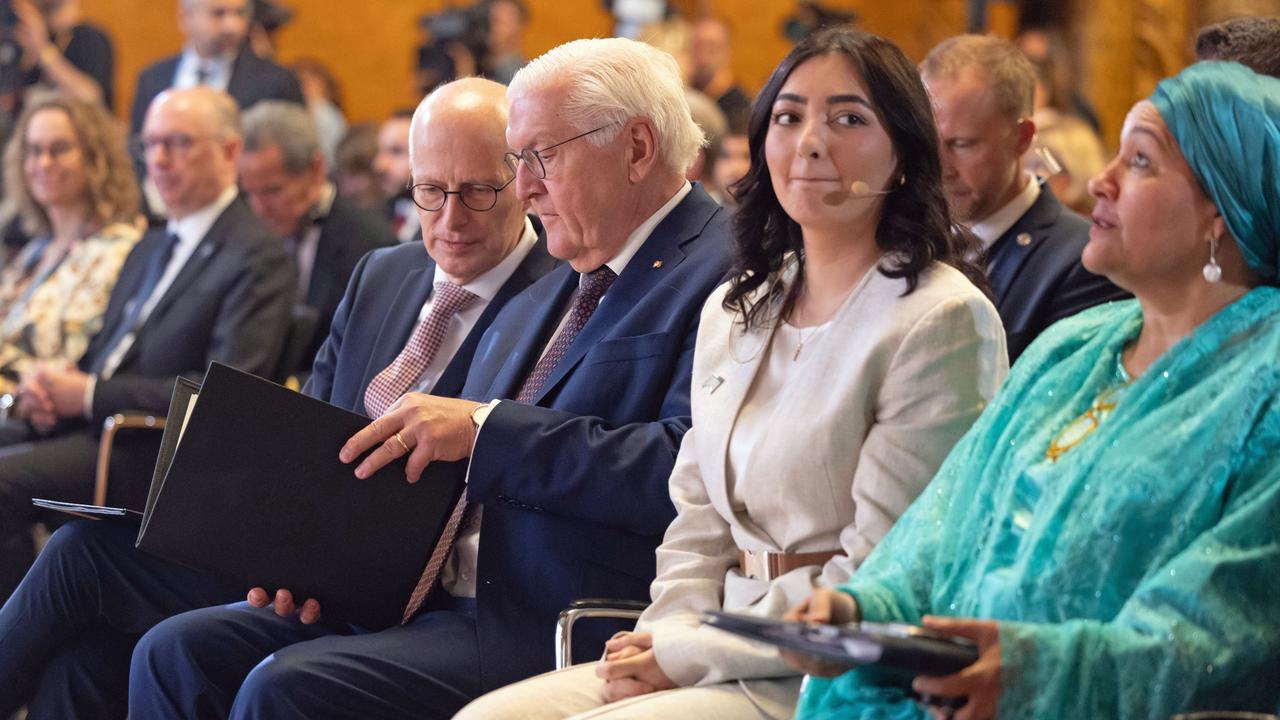 Hamburgs Bürgermeister Peter Tschentscher (SPD, l-r), Bundespräsident Frank-Walter Steinmeier, Reem Alabali Radovan (SPD), Bundesministerin für wirtschaftliche Zusammenarbeit und Entwicklung, bei der Hamburger Nachhaltigkeitskonferenz