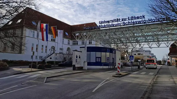 Blick auf den Eingangsbereich des UKSH in Lübeck.