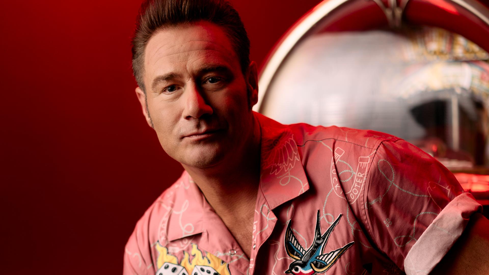 Der Sänger Dick Brave sitzt im Auto. | Marcel Brell