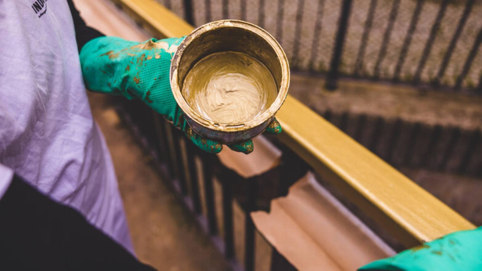 Goldene Farbe für Brückengeländer in Schwerin