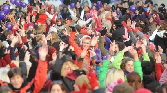 Eine Dance-Flashmob Demonstration zum Thema "Gewalt gegen Frauen" am Münchner Stachus. 