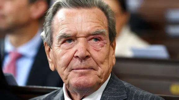 Der ehemalige deutsche Bundeskanzler Gerhard Schröder nimmt an einem Gottesdienst in der Hauptkirche Sankt Michaelis teil.