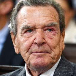 Der ehemalige deutsche Bundeskanzler Gerhard Schröder nimmt an einem Gottesdienst in der Hauptkirche Sankt Michaelis teil.