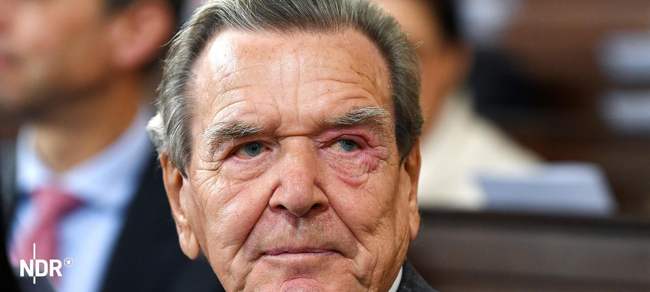 Der ehemalige deutsche Bundeskanzler Gerhard Schröder nimmt an einem Gottesdienst in der Hauptkirche Sankt Michaelis teil. | picture alliance/dpa/Pool AP, Gregor Fischer Der ehemalige deutsche Bundeskanzler Gerhard Schröder nimmt an einem Gottesdienst in der Hauptkirche Sankt Michaelis teil.