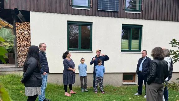 Familie Menzel präsentiert einer Besuchergruppe ihr Smart Home. | Larissa Messe Familie Menzel präsentiert einer Besuchergruppe ihr Smart Home.