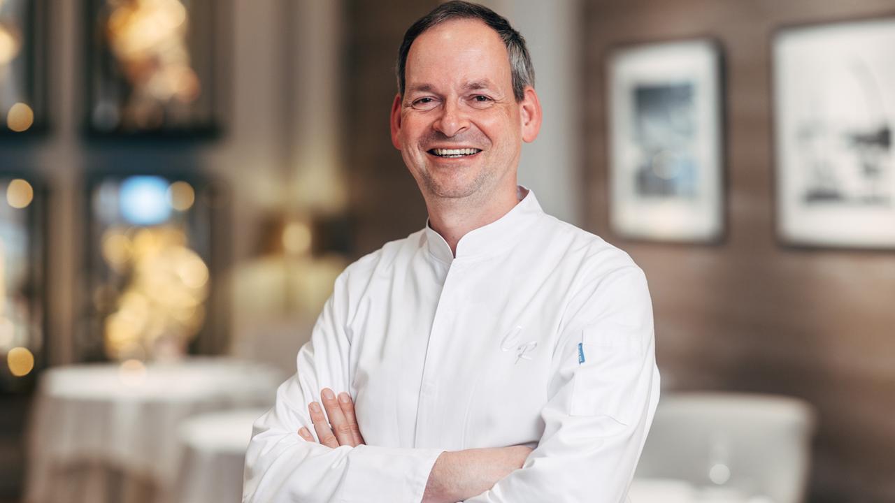Sternekoch Christoph Rüffer steht im Vier Jahreszeiten Hotel