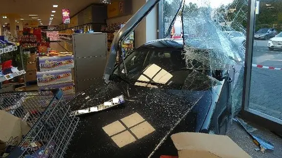 Die Seniorin kam mit ihrem Fahrzeug im Kassenbereich des Supermarkts zum Stehen. | Polizeirevier Cuxhaven Die Seniorin kam mit ihrem Fahrzeug im Kassenbereich des Supermarkts zum Stehen.