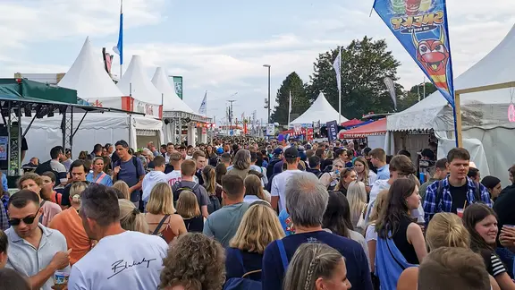 Volle Kieler Woche an der Kiellinie.