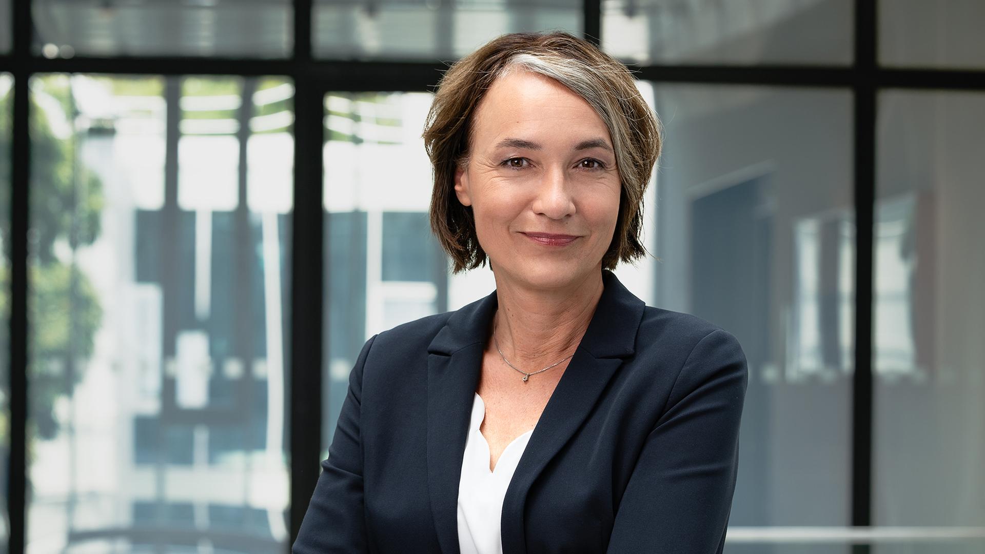 Eine Frau mit kurzen braunen Haaren blickt mit leichtem Lächeln in die Kamera. | NDR, Ralf Pleßmann