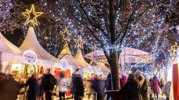 Die weißen Zelte an der Binnenalster stehen in bewusstem Kontrast zu den traditionellen Hütten auf anderen Märkten. | Mediaserver Hamburg, Timo Sommer Der Weihnachtsmarkt "Weißer Zauber" auf dem Hamburger Jungfernstieg.