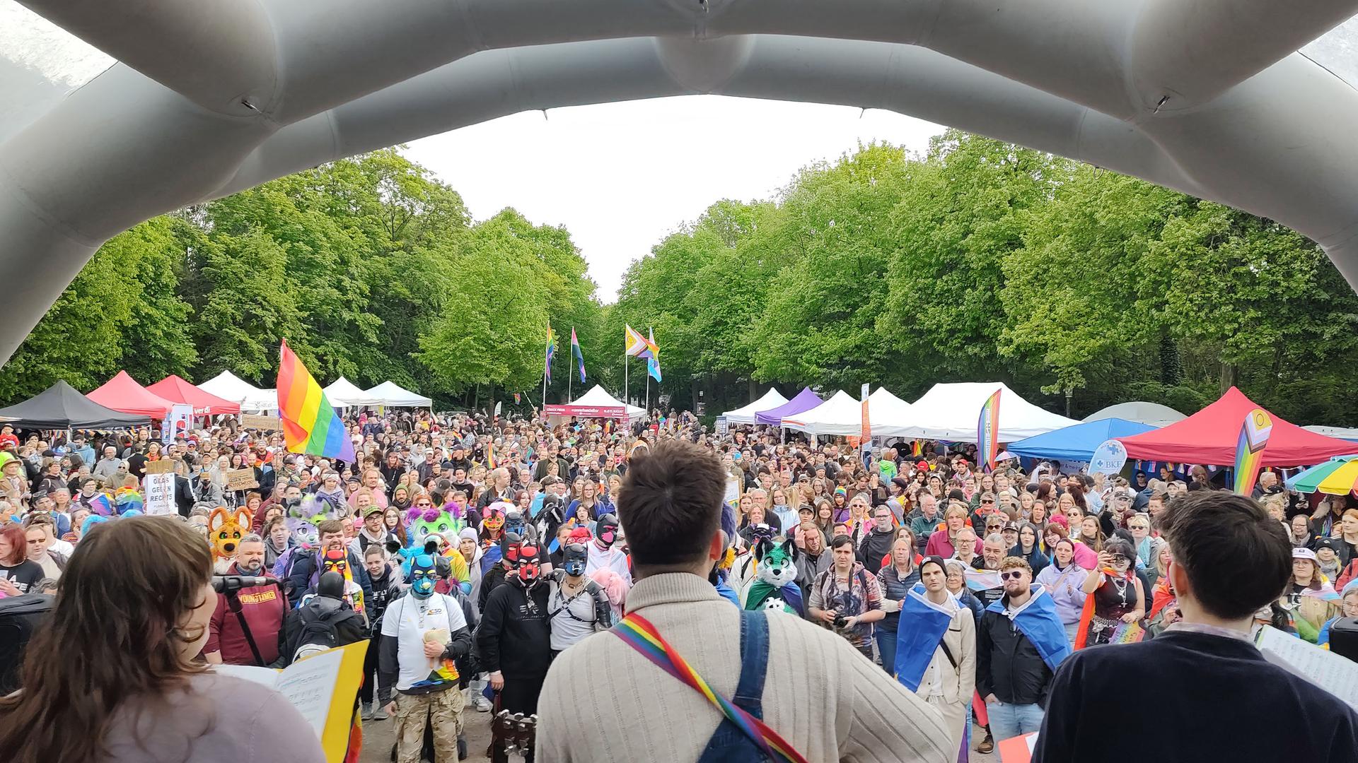 Tausende Menschen beim CSD in Flensburg auf der Straße