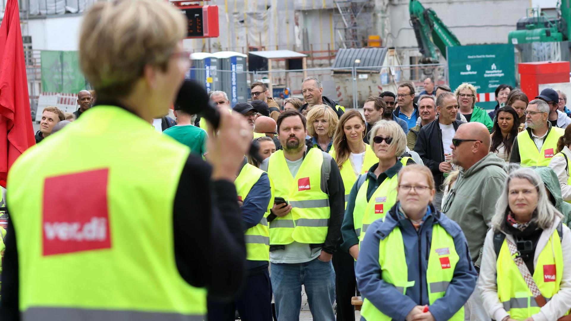 Hunderte Beschäftigte im Handel protestieren für mehr Geld