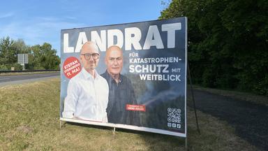 Ein Wahlplakat am Straßenrand