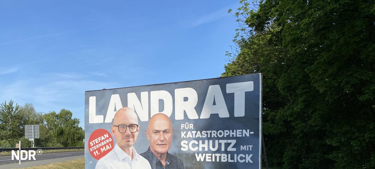Ein Wahlplakat am Straßenrand | Stefan Ludmann Ein Wahlplakat am Straßenrand