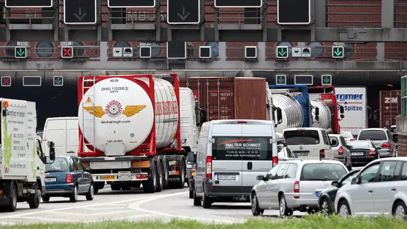 Stau vor dem Elbtunnel in Hamburg | picture-alliance/dpa, Bodo Marks Stau vor dem Elbtunnel in Hamburg