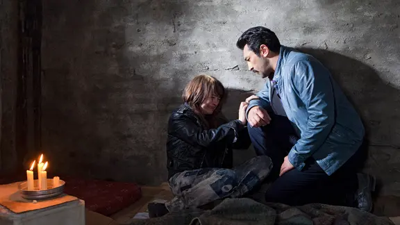 Der verdeckte Ermittler Cenk Batu (Mehmet Kurtulus) und spricht mit der 14-jährigen Amelie Helmann (Michelle Barthel).