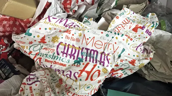 Zerknülltes Geschenkpapier mit weihnachtlichen Motiven
