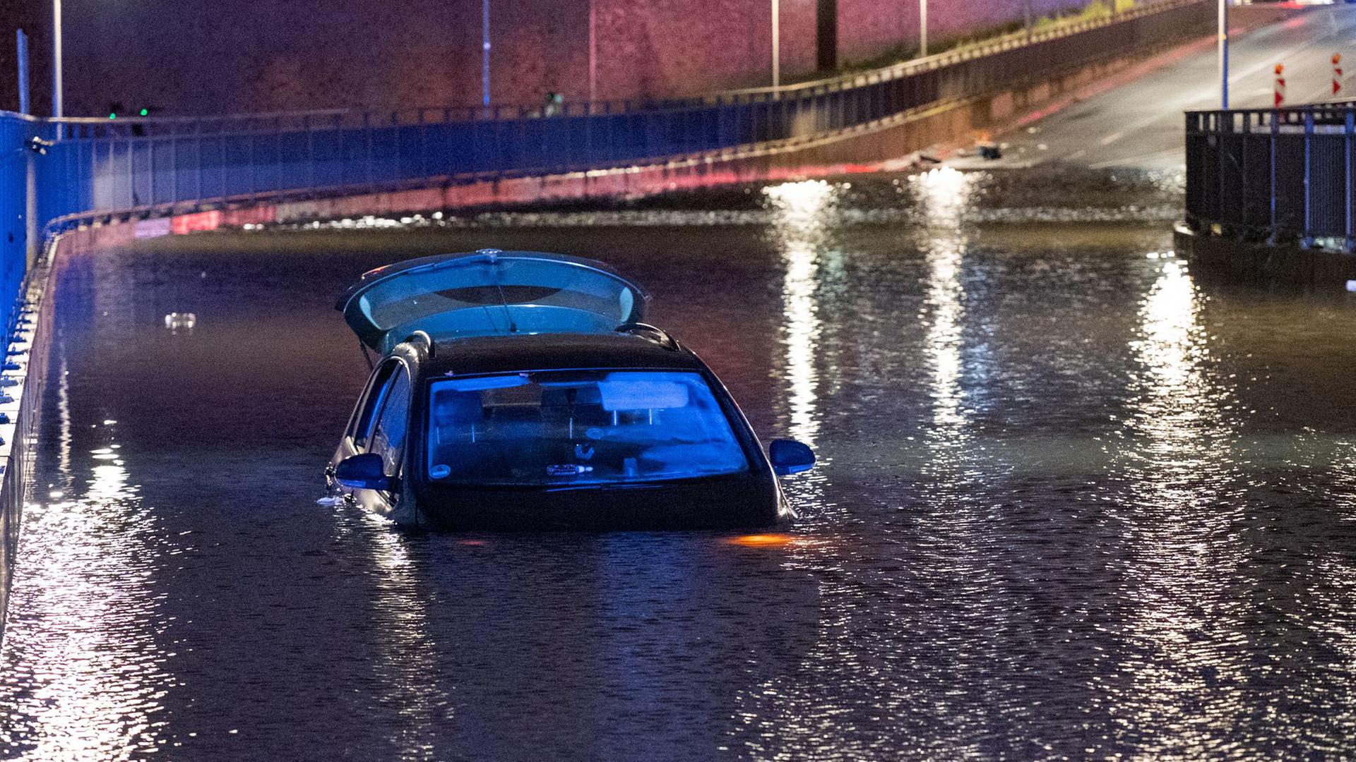 Sturmflut: Autofahrerin wird vor Hochwasser gerettet
