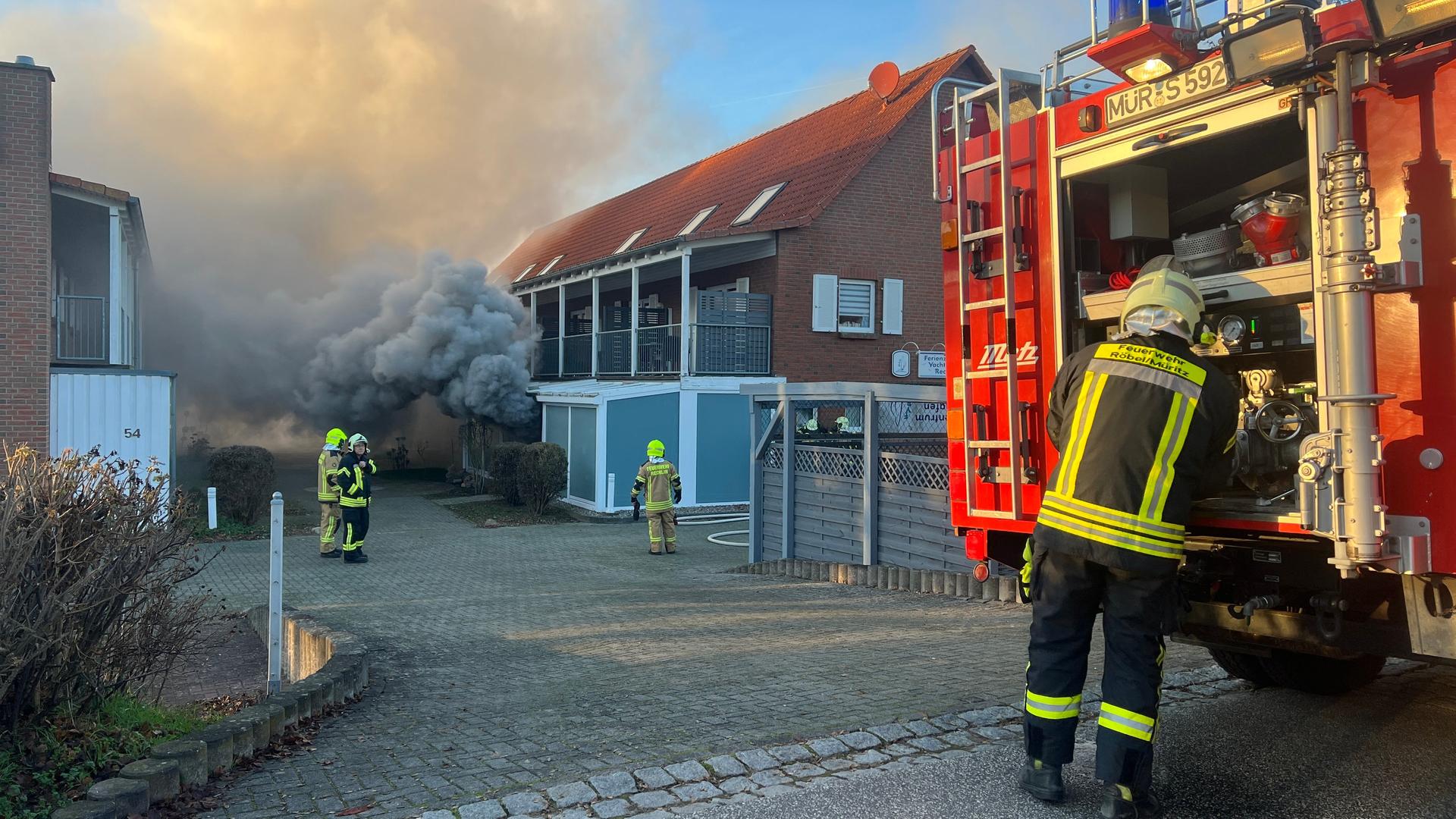 Brand am Yachthafen von Rechlin mit starker Rauchentwicklung