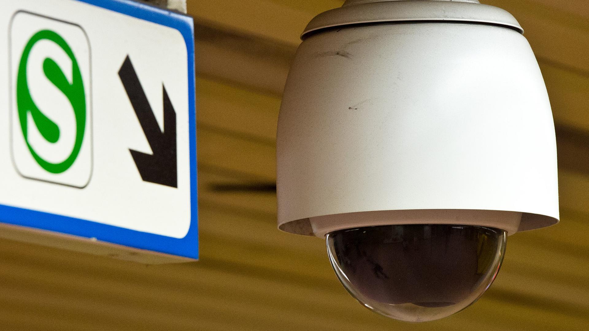 Eine Videokamera hängt in einem Bahnhof.  | picture alliance / Daniel Bockwoldt/dpa | Daniel Bockwoldt