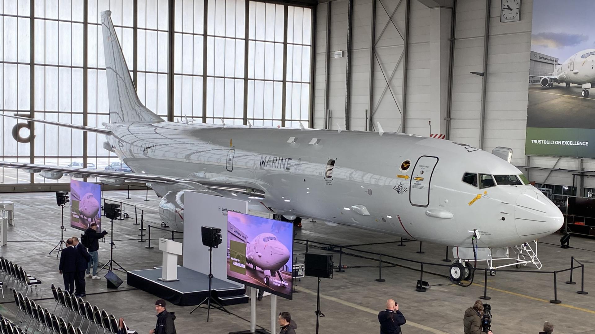 Lufthansa Technik wartet in Hamburg erstmals waffentragendes Flugzeug