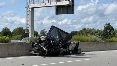 Ein schwer beschädigtes Fahrzeug steht auf der A7 bei Neumünster Mitte in Fahrtrichtung Norden.