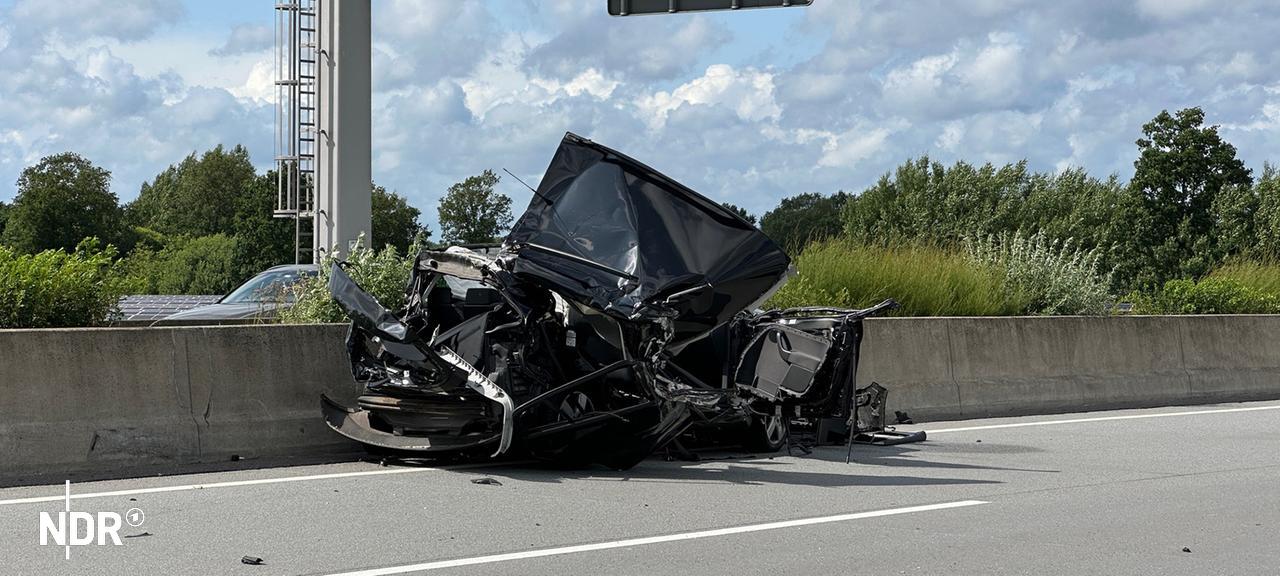 Ein schwer beschädigtes Fahrzeug steht auf der A7 bei Neumünster Mitte in Fahrtrichtung Norden. | Daniel Friederichs Ein schwer beschädigtes Fahrzeug steht auf der A7 bei Neumünster Mitte in Fahrtrichtung Norden.