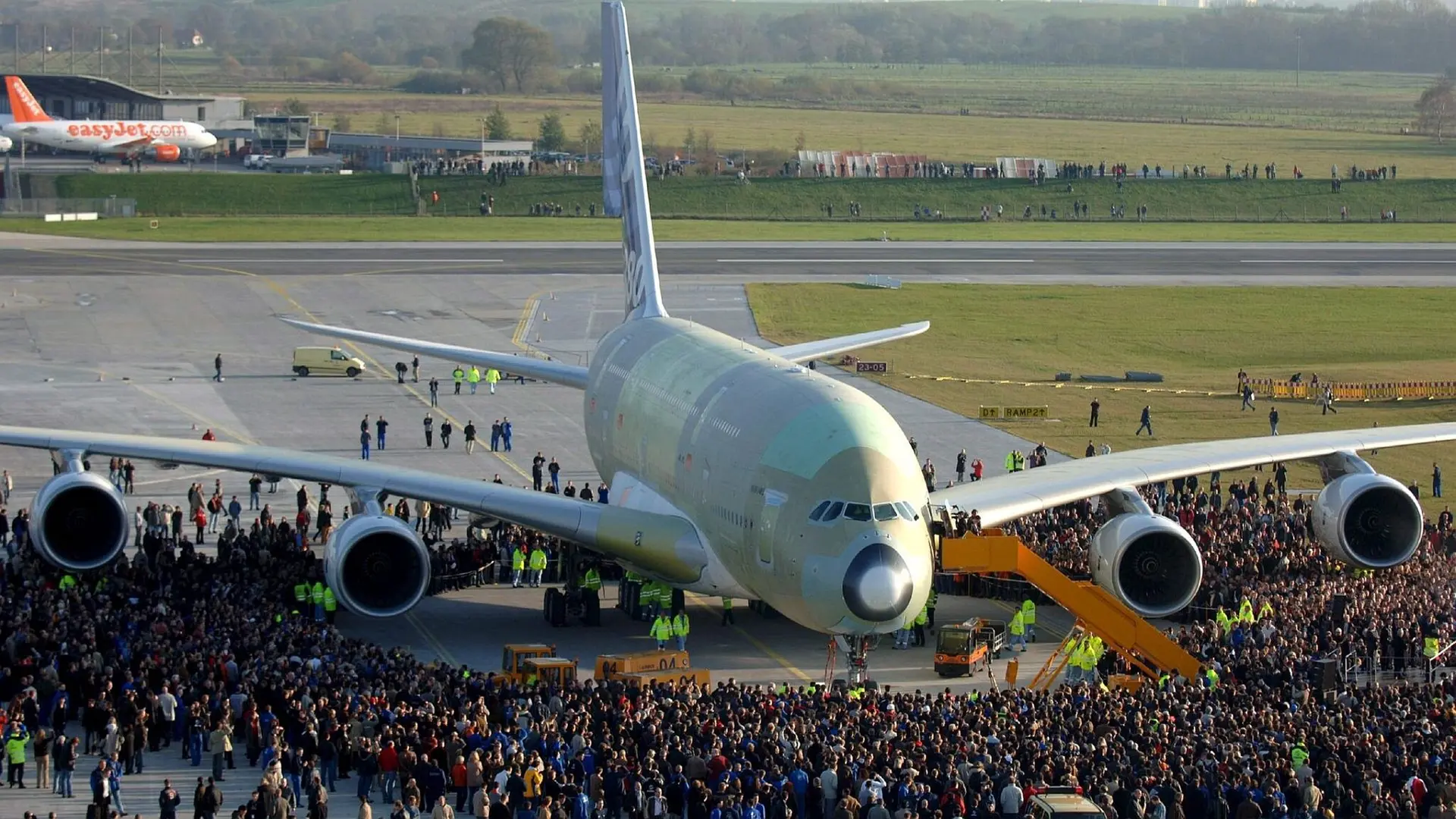 2005: The first A380 lands at Airbus in Hamburg