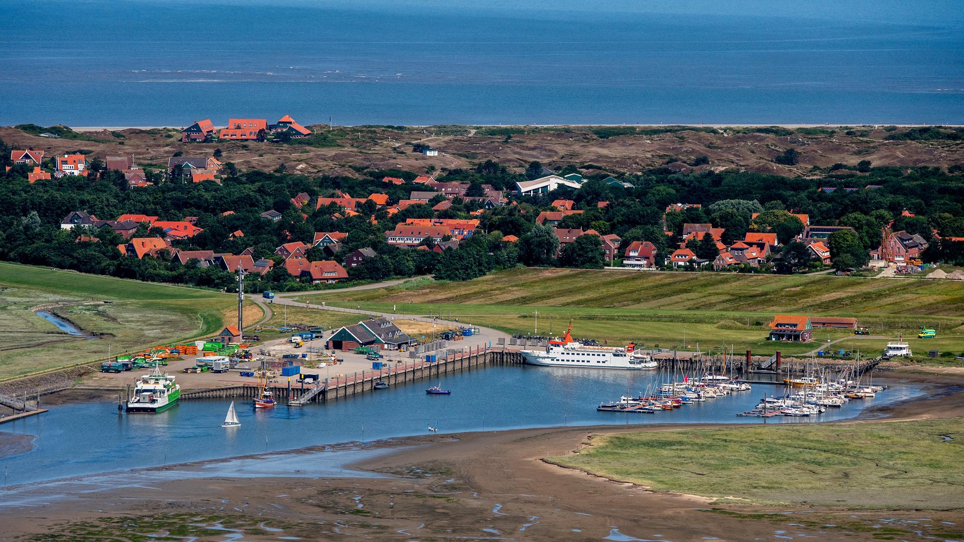 Fährschiffe liegen im Hafen der Insel Spiekeroog. | Hauke-Christian Dittrich/dpa