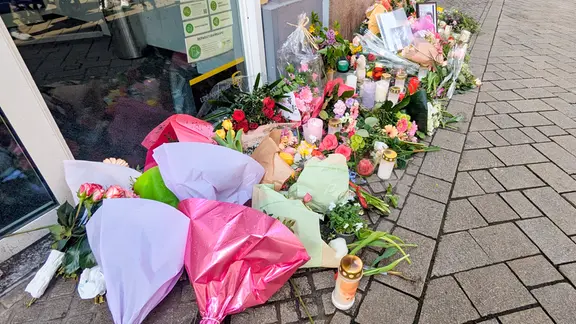 Blumen und Kerzen an einem Tatort in Oldenburg, an dem ein junger Mann von einem Polizisten erschossen wurde.