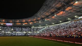 Das Stadion ist von den Sängerinnen und Sängern hell erleuchtet.