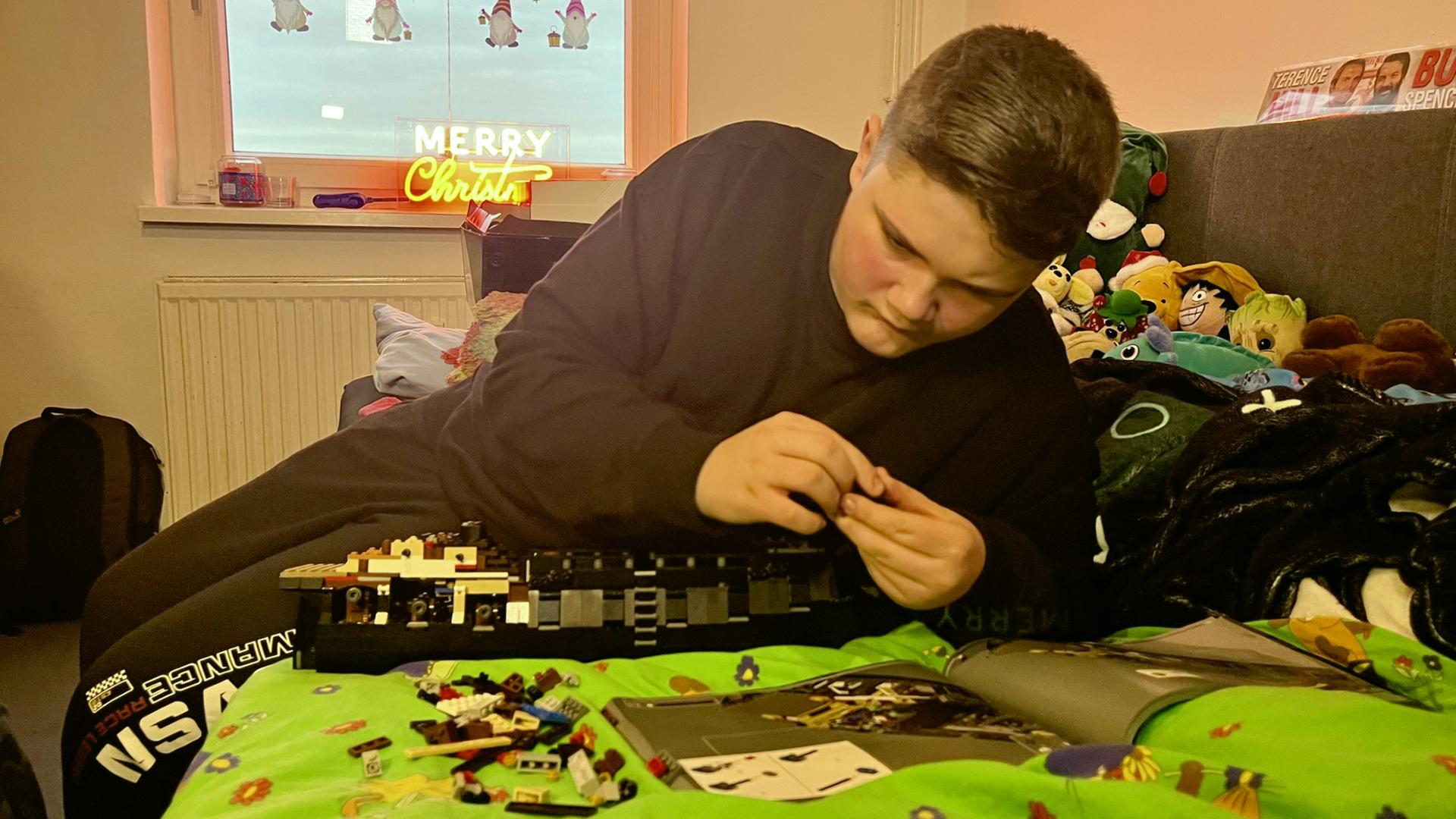 Niclas aus Peine auf seinem Bett. Er war beim Anschlag auf den Weihnachtsmarkt in Magdeburg verletzt worden. | Marie Schiller