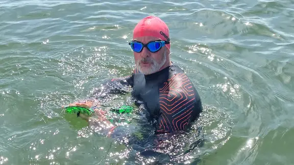 Ein Schwimmer.