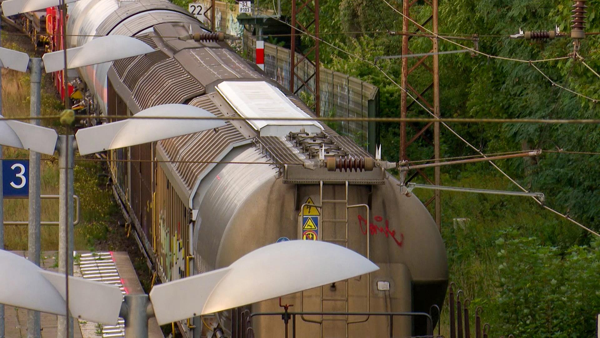 Güterwaggons auf dem Bahnhof in Barnten, nachdem ein Jugendlicher lebensgefährlich verletzt wurde. | Hannover Reporter