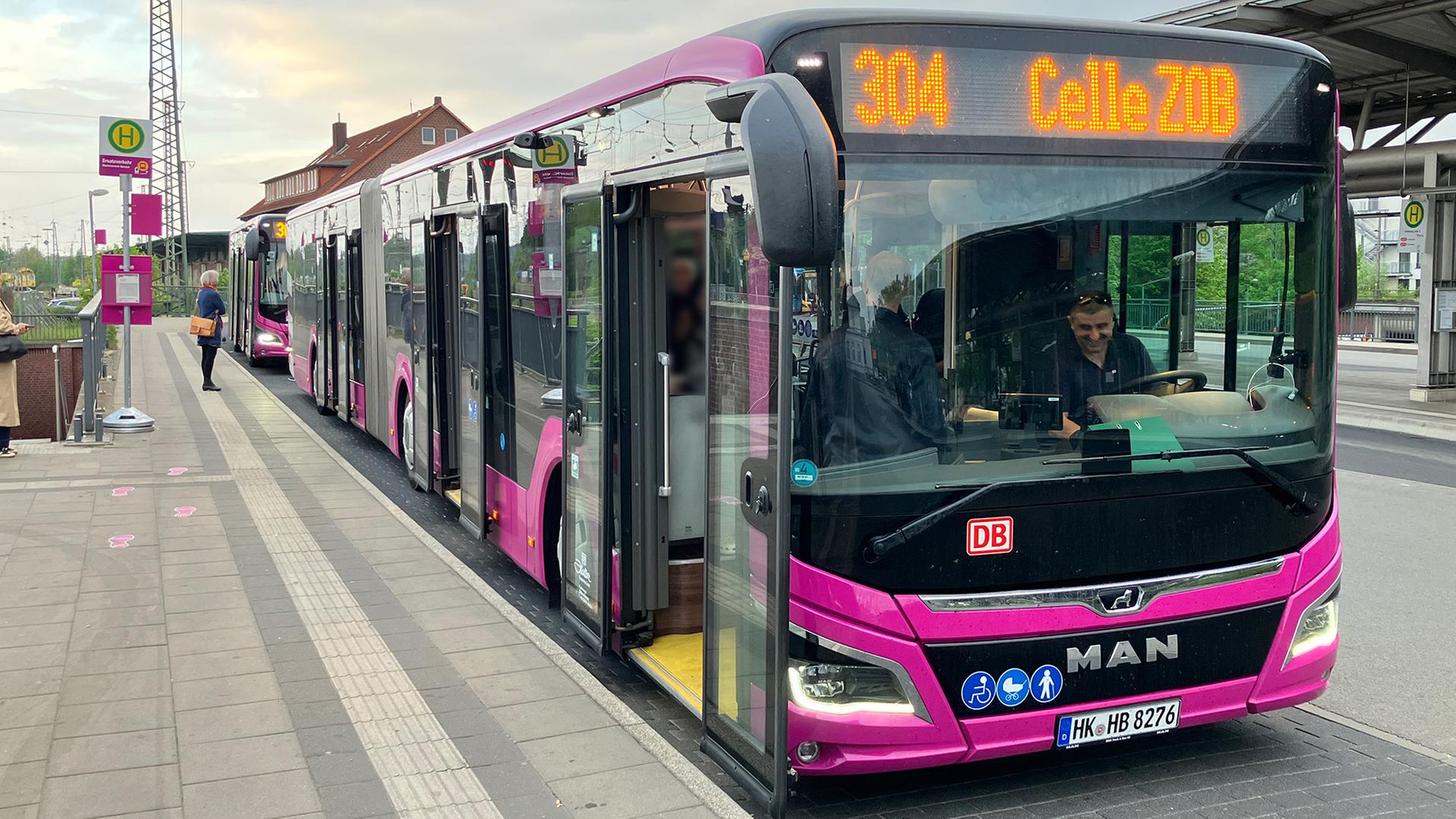 Pendler in einem Bus des Schienenersatzverkehrs in Lüneburg | NDR, Rafael Hein