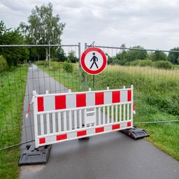 Vechta: Ein Bauzaun steht an einem Spazierweg und sperrt den Bereich um ein Regenrückhaltebecken ab.