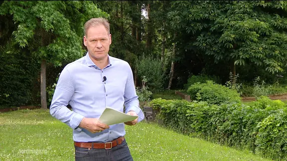 Thilo Tautz moderiert das Nordmagazin aus dem Garten des Landesfunkhauses Schwerin.