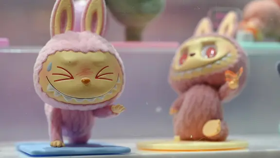 Zwei Labubu-Figuren in Rosa und Gelb.