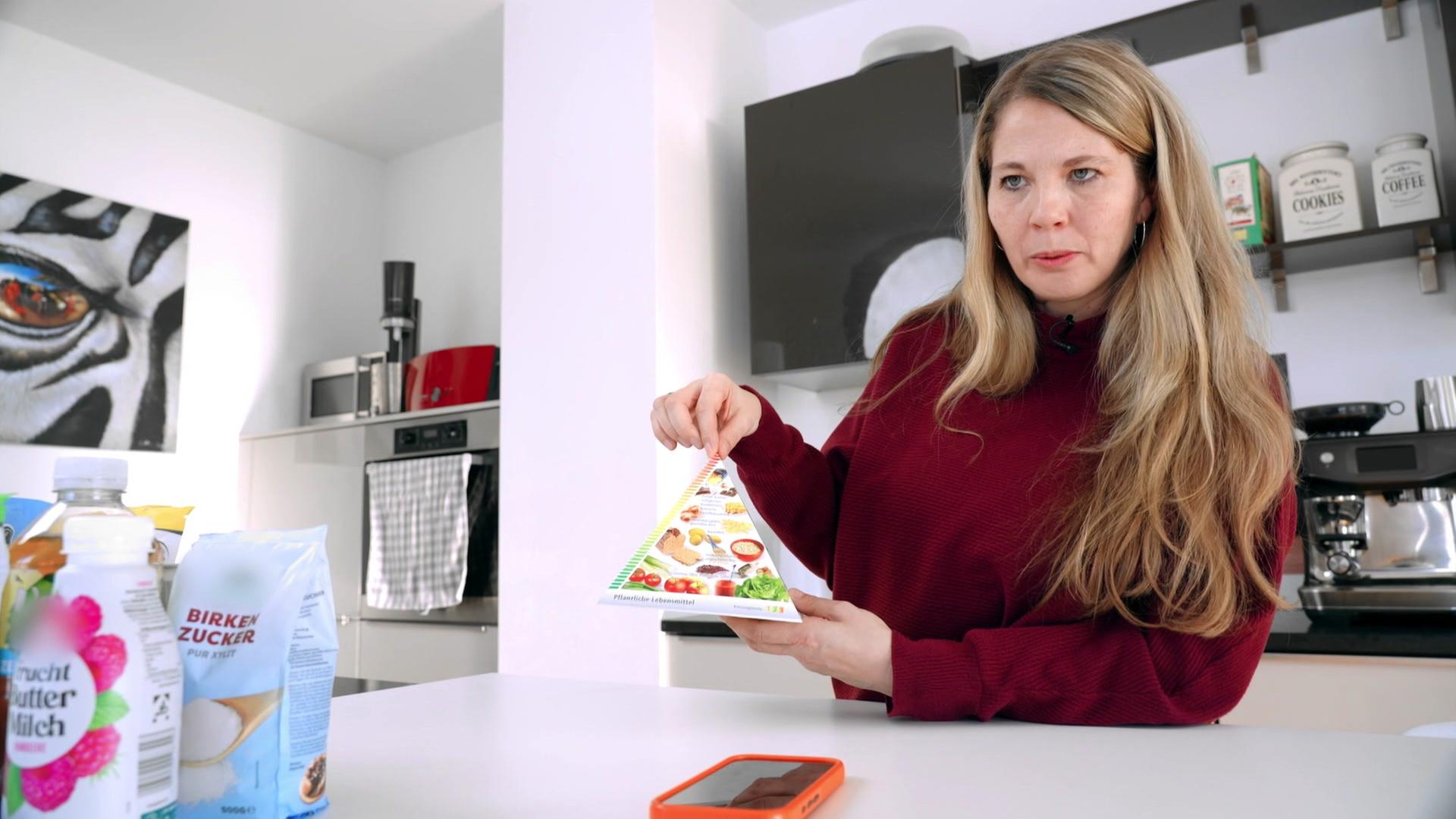 Carina Tessmann erklärt, wo in Lebensmitteln Zuckerfallen lauern. | Screenshot/NDR