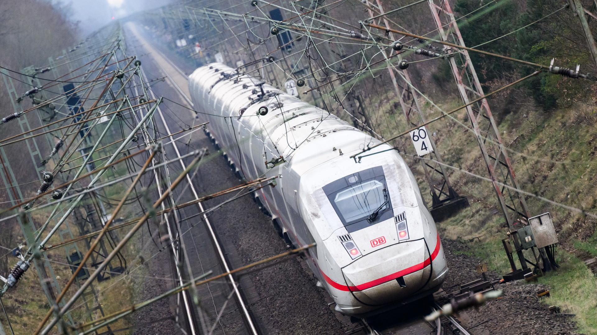 Ein ICE fährt auf der Bahntrasse zwischen Hannover und Hamburg. | picture alliance/dpa | Julian Stratenschulte, Julian Stratenschulte