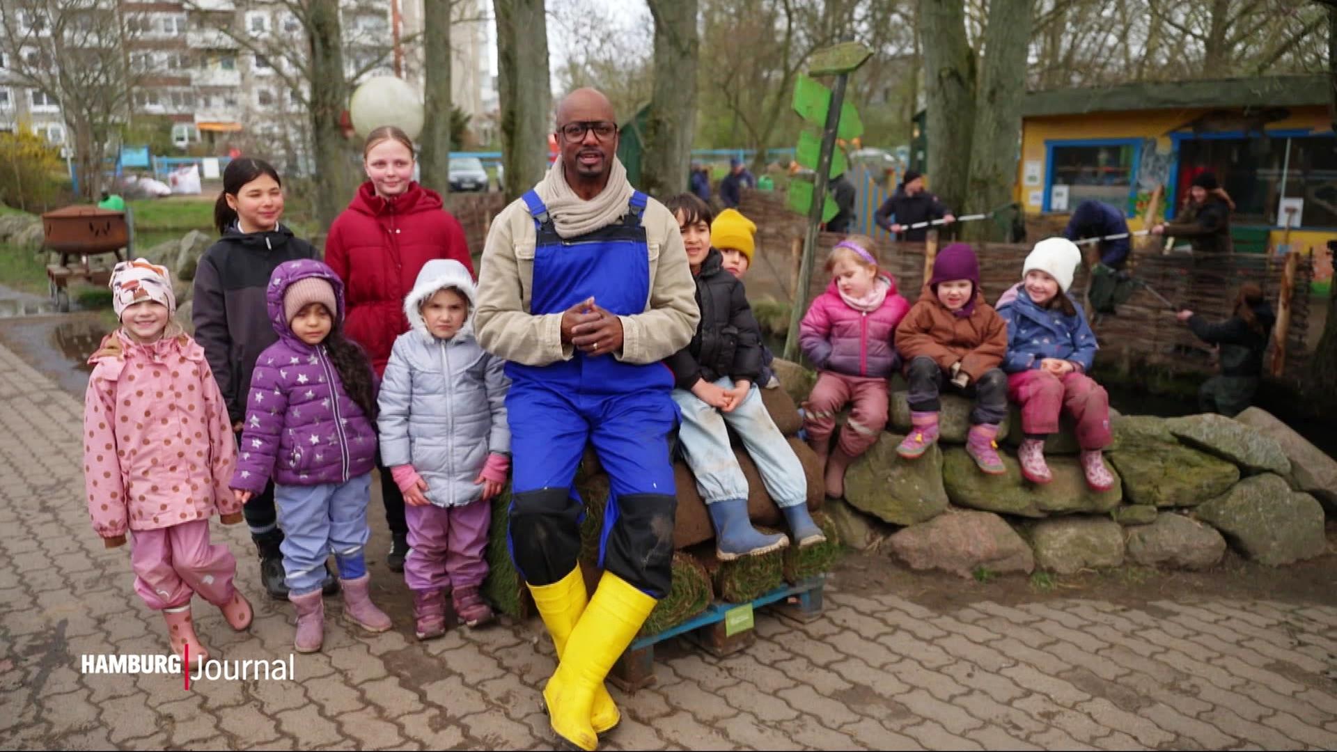 Moderator Yared Dibaba umringt von einer Grußße Kinder. | Screenshot