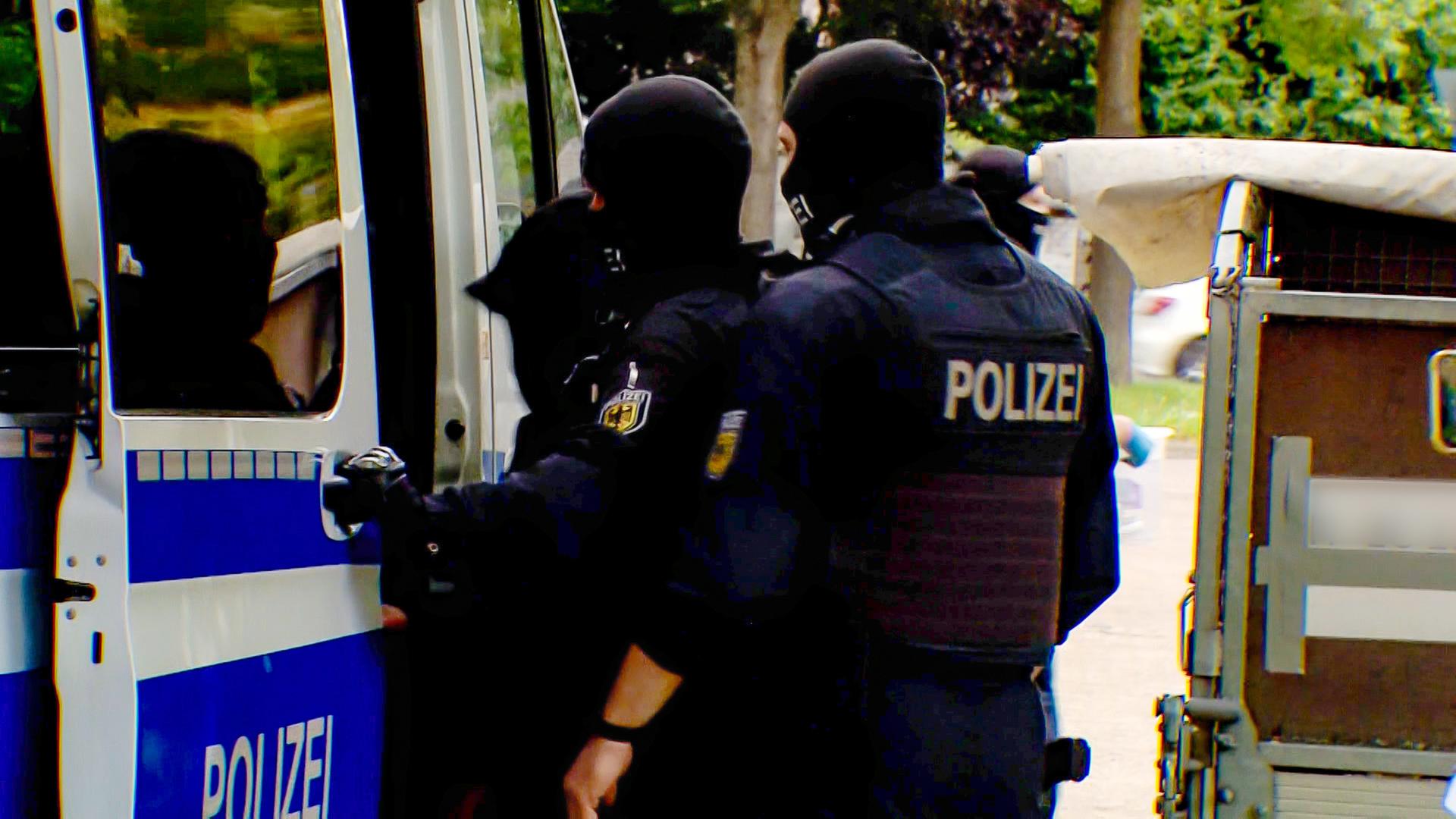 Polizisten bei einer Razzia in Hannover | Hannover Reporter