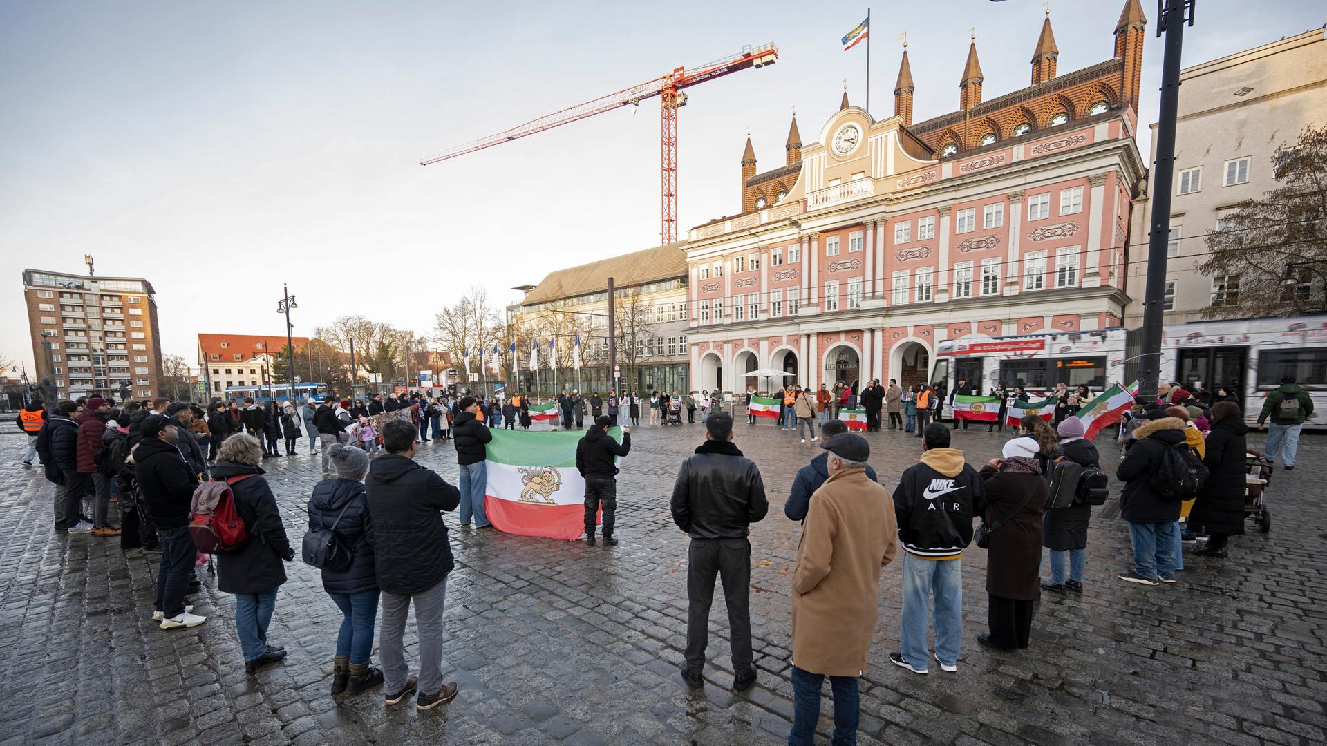 Rostock: Demonstration für Solidarität mit Protesten im Iran