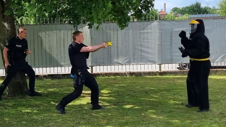 Polizisten üben den Einsatz mit dem Taser.