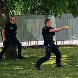 Polizisten üben den Einsatz mit dem Taser.