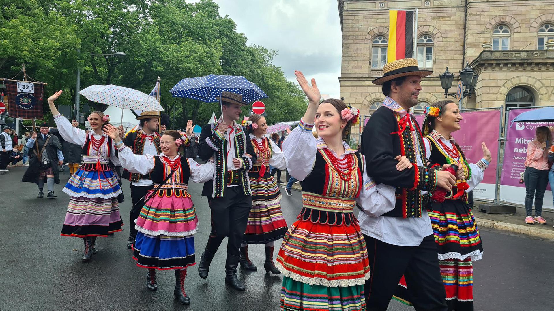 Die Polnische Folkloregruppe Hannover nimmt beim Tag der Niedersachsen am Trachtenumzug teil. | NDR, Theresa Möckel