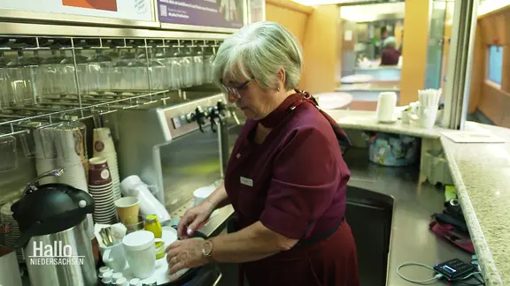 Ingrid Kesseler ist ICE-Stewardess und bereitet einen Kaffee in der Bordküche zu.