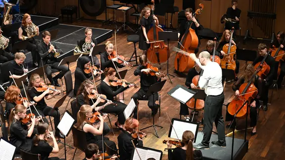 Rostocker Jugensinfonierorchester un ter Leitung von Johannes Lang