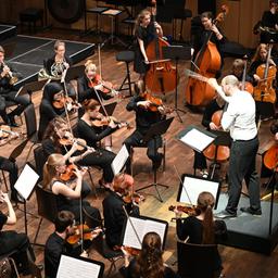 Rostocker Jugensinfonierorchester un ter Leitung von Johannes Lang
